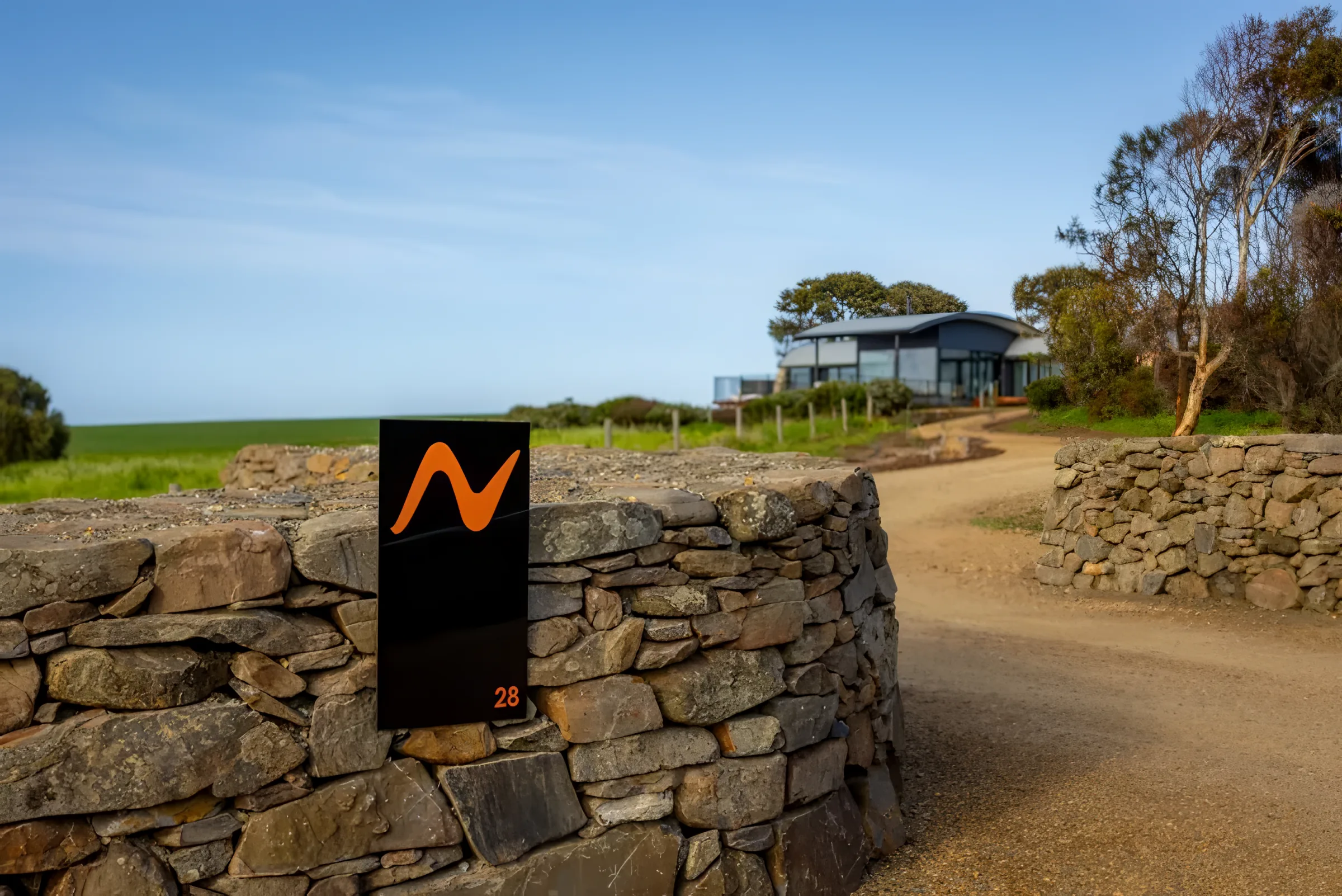 The Naiko mark on the stone wall at the entrance