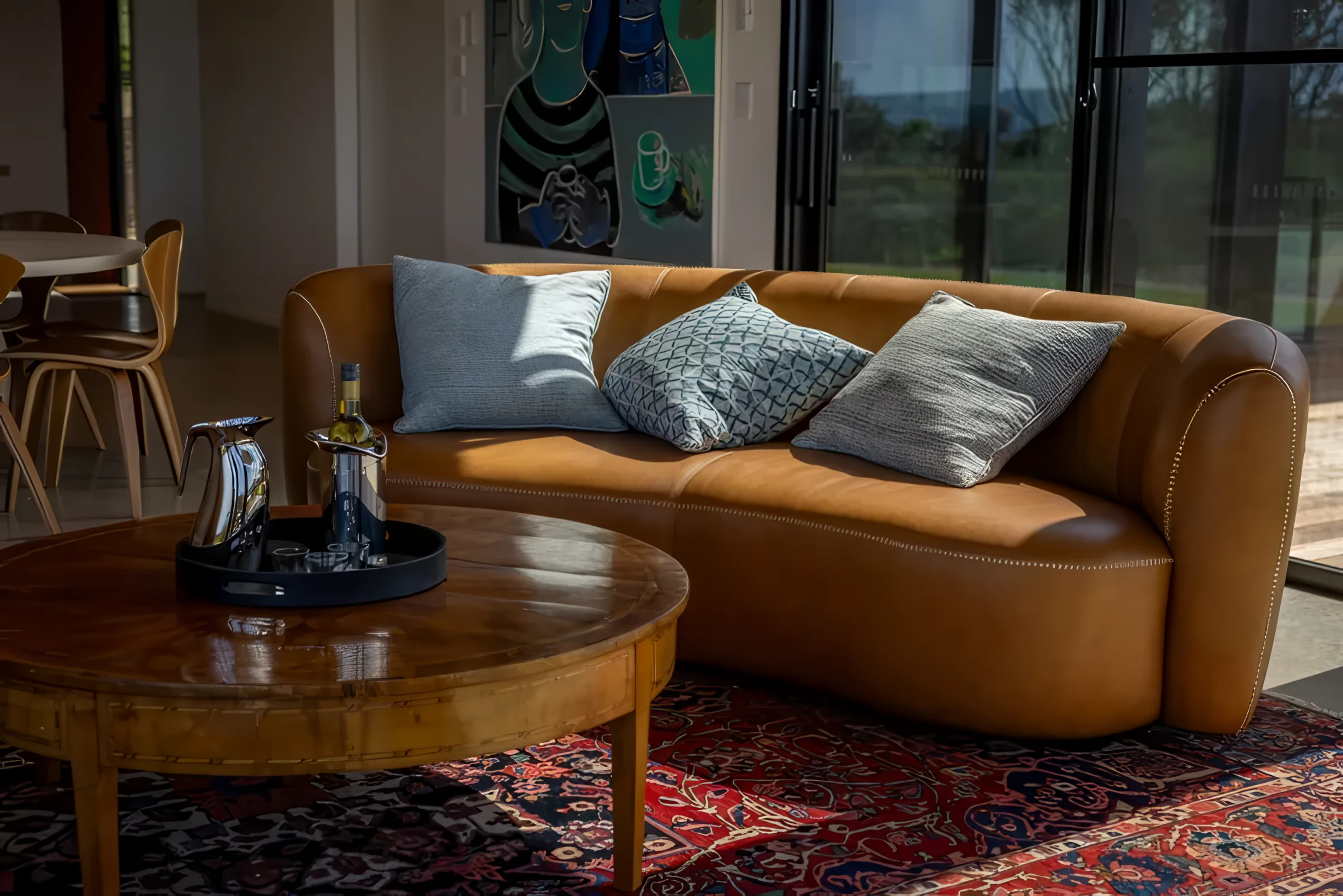 Leather sofa and rug in the open-plan living area